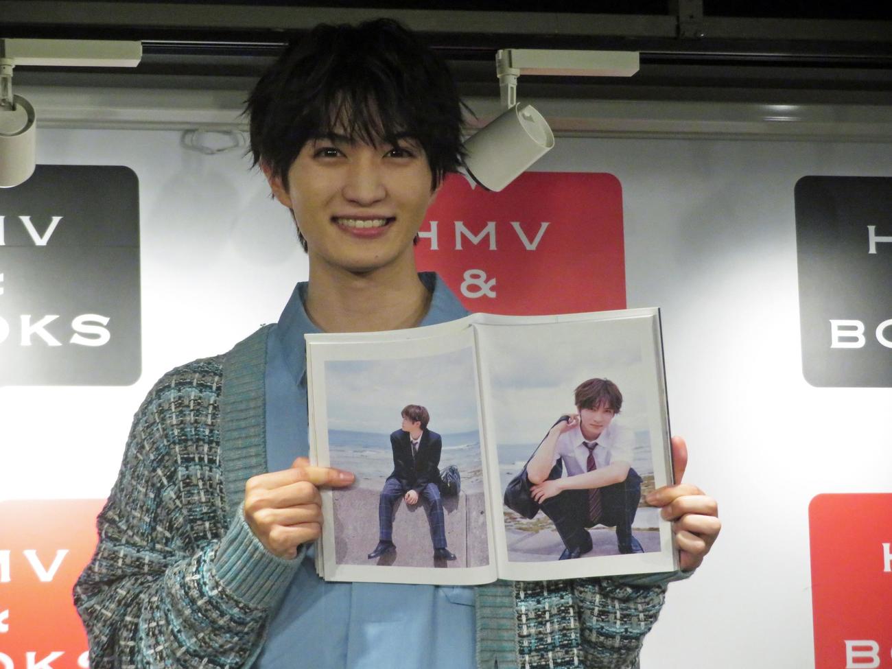 「念願のブレザー」写真を披露する知念英和（撮影・川田和博）