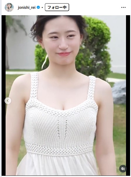 元NMB上西怜「ドキッ」胸元大胆露出の白ワンピ＆黒ビキニ水着