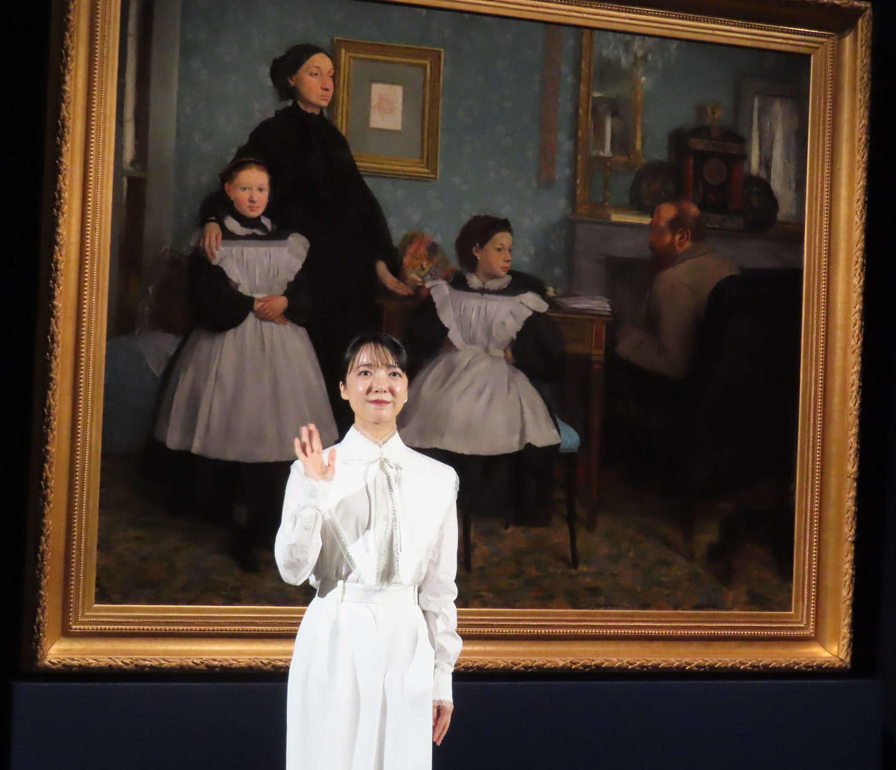 「オルセー美術館所蔵　印象派－室内をめぐる物語」で展示されるドガの「家族の肖像（ベレッリ家）」を前する上白石萌音