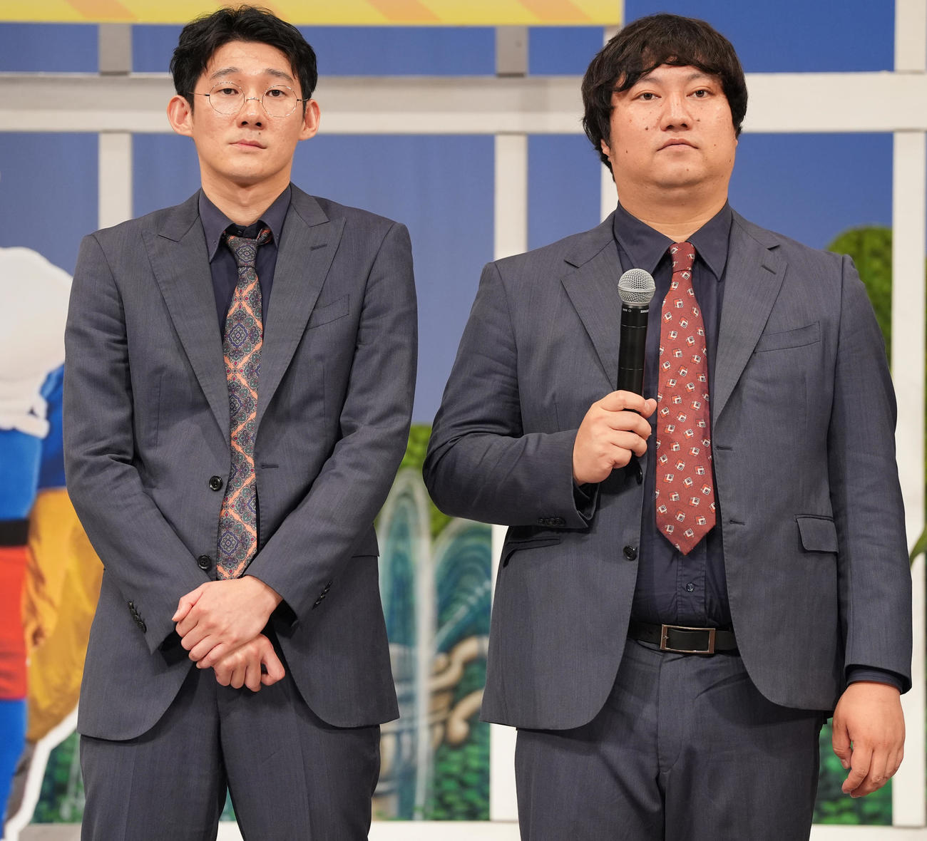 ロングコートダディの堂前透（左）と兎（2025年8月撮影）