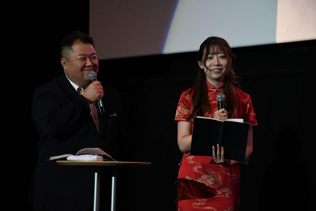 「2025大阪・中国映画週間」開会式に出席したブラックマヨネーズ小杉竜一（左）といぜん（撮影・阪口孝志）