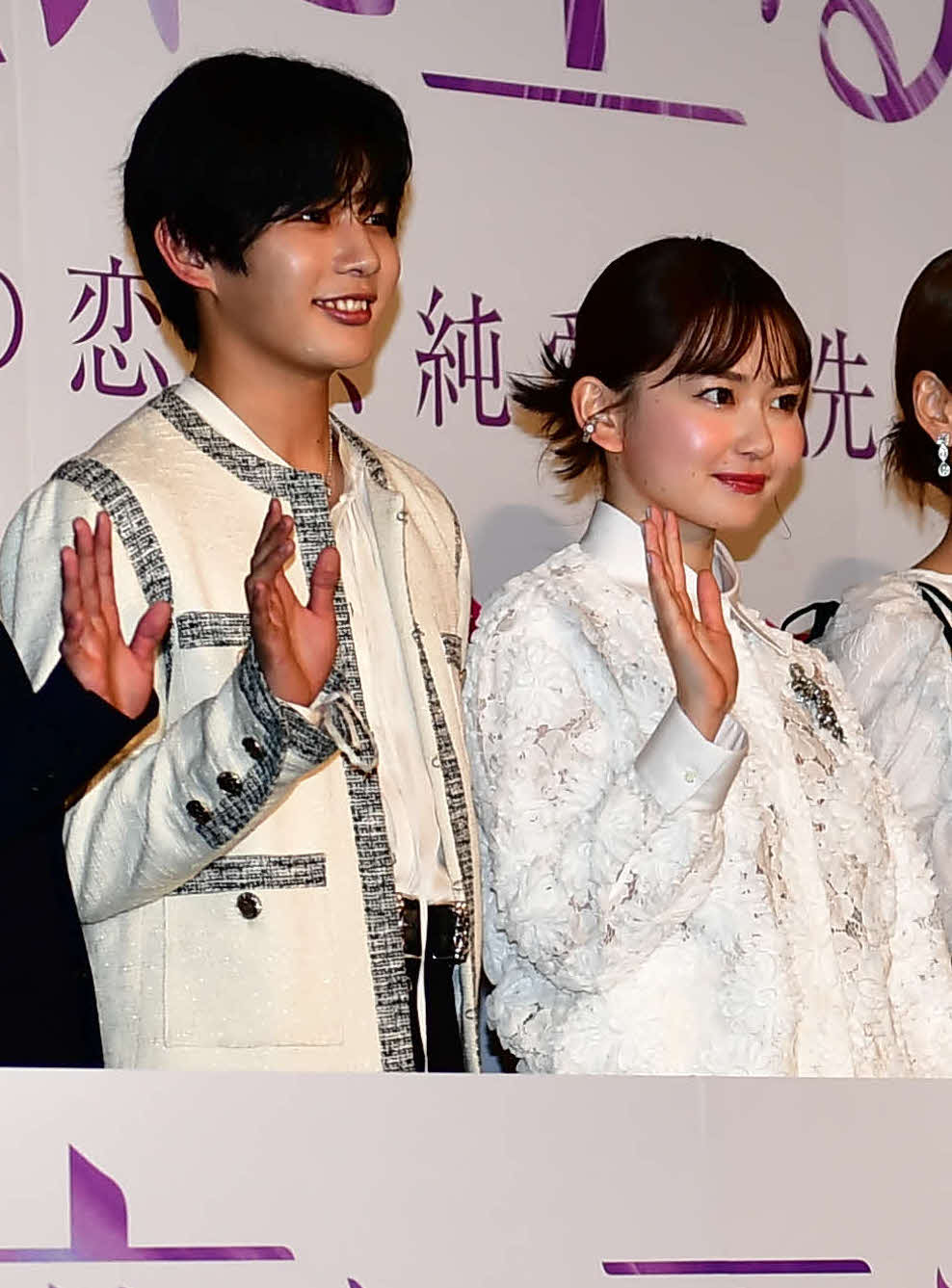 ダブル主演映画「恋に至る病」初日舞台あいさつに登壇した長尾謙杜（左）と山田杏奈（撮影・松尾幸之介）