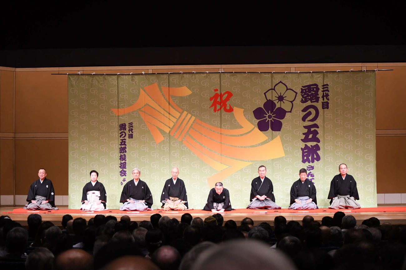 露の五郎襲名披露公演で口上を述べる（左から）露の新治、露の都、桂米團治、桂福団治、露の五郎、桂文枝、柳家さん喬、笑福亭仁智（撮影・阪口孝志）