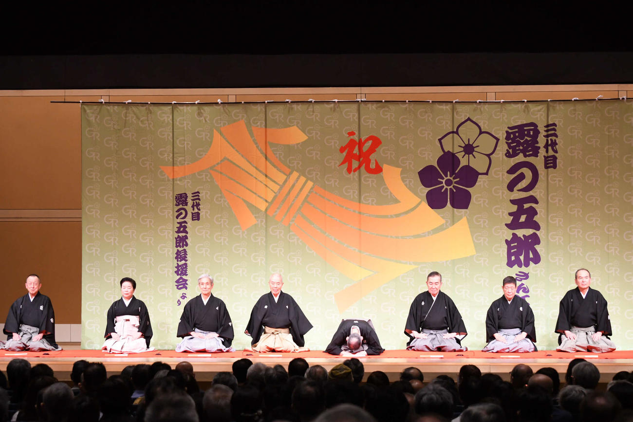 露の五郎襲名披露公演で口上を述べる（左から）露の新治、露の都、桂米團治、桂福団治、露の五郎、桂文枝、柳家さん喬、笑福亭仁智（撮影・阪口孝志）