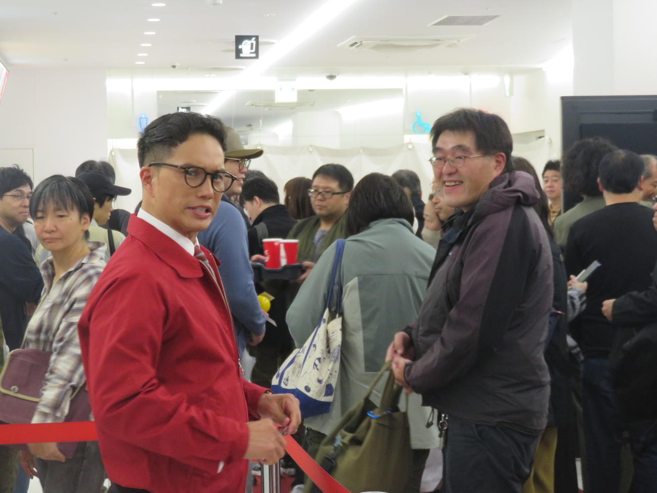 映画「おいしい給食　炎の修学旅行」の劇場入り口でファンを出迎える市原隼人