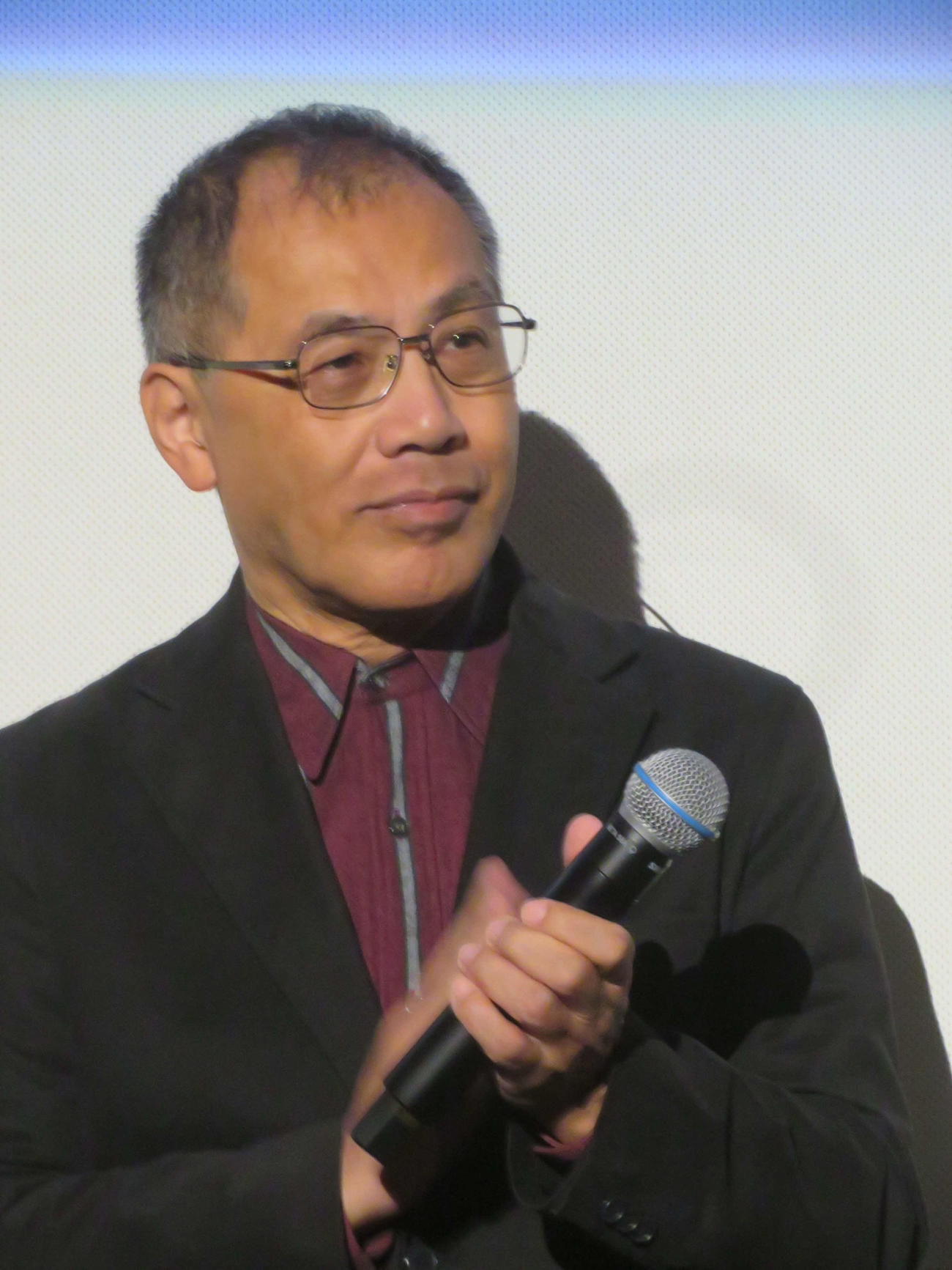 映画「富士山と、コーヒーと、しあわせの数式」公開記念舞台あいさつに出席した中西健二監督（撮影・川田和博）