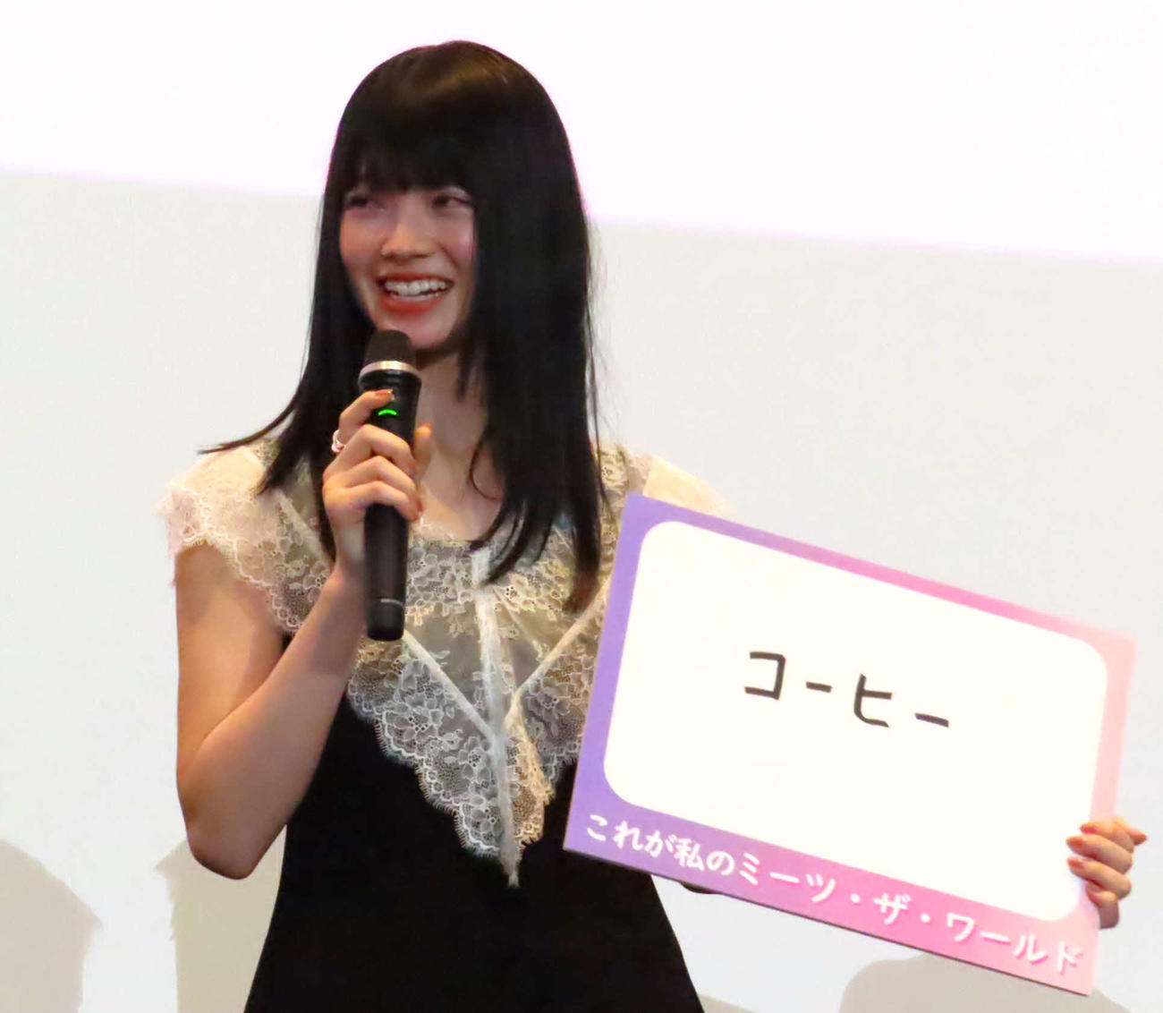 映画「ミーツ・ザ・ワールド」公開記念舞台あいさつに登壇した南琴奈