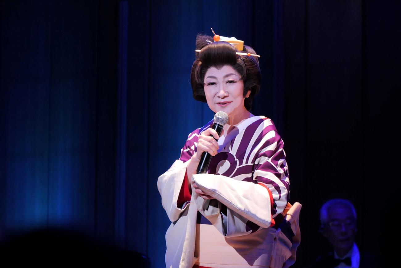 粋な姿で歌う大月みやこ（22日、東京・築地の浜離宮朝日ホール）
