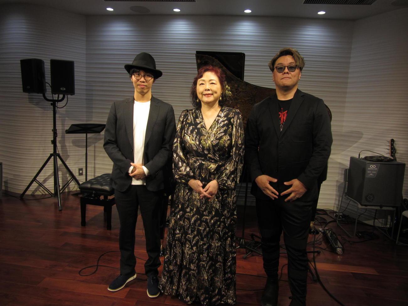 ライブを行ったトリオ「3 Generations」。左から穴水佑輔、丸山圭子、サトウレイ