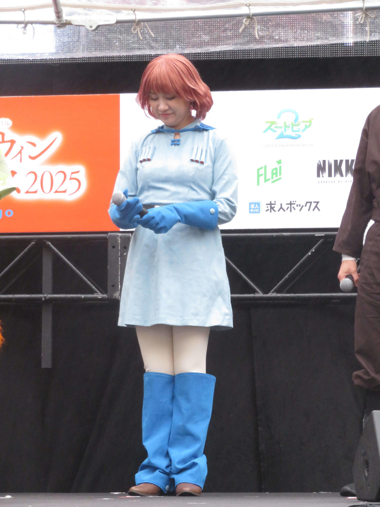 「池袋ハロウィンコスプレフェス2025」にスペシャルゲストとしてコスプレ姿で登場した豊島区長の高際みゆき氏