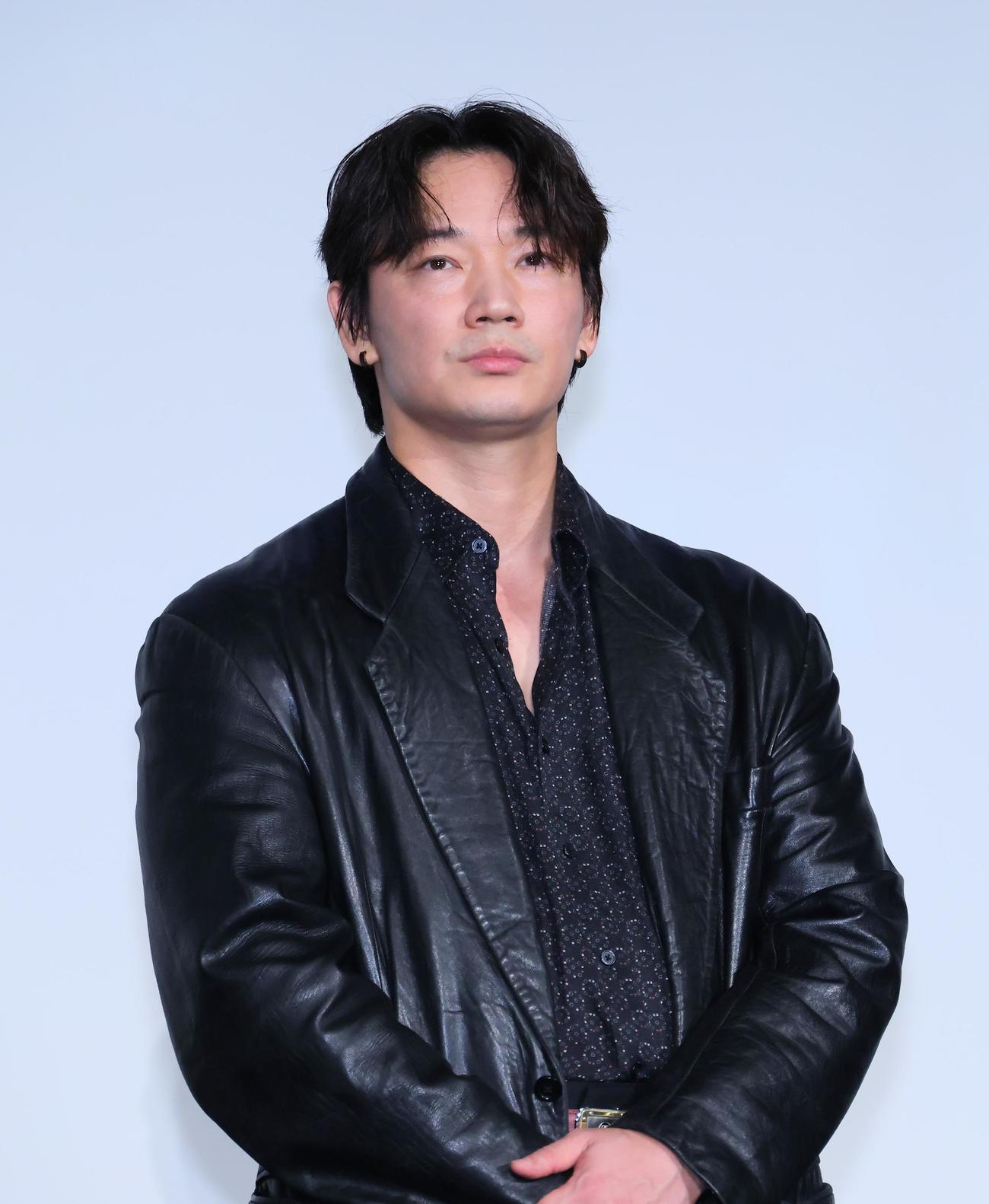 映画「愚か者の身分」公開記念舞台あいさつを行った綾野剛（撮影・中島郁夫）