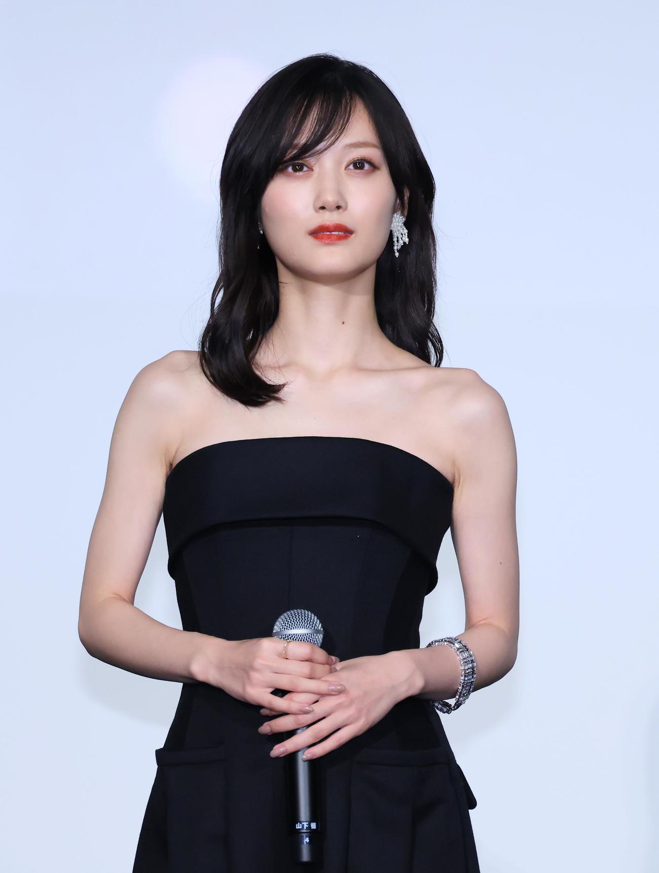 映画「愚か者の身分」公開記念舞台あいさつを行った山下美月（撮影・中島郁夫）