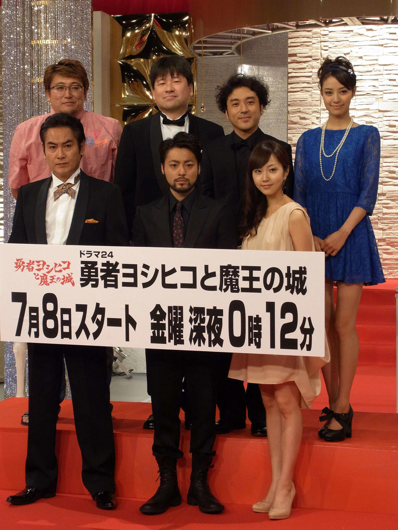 前列左から宅麻伸、山田孝之、木南晴夏、後列左から脚本の福田雄一、佐藤二朗、ムロツヨシ、岡本あずさ（2011年撮影）