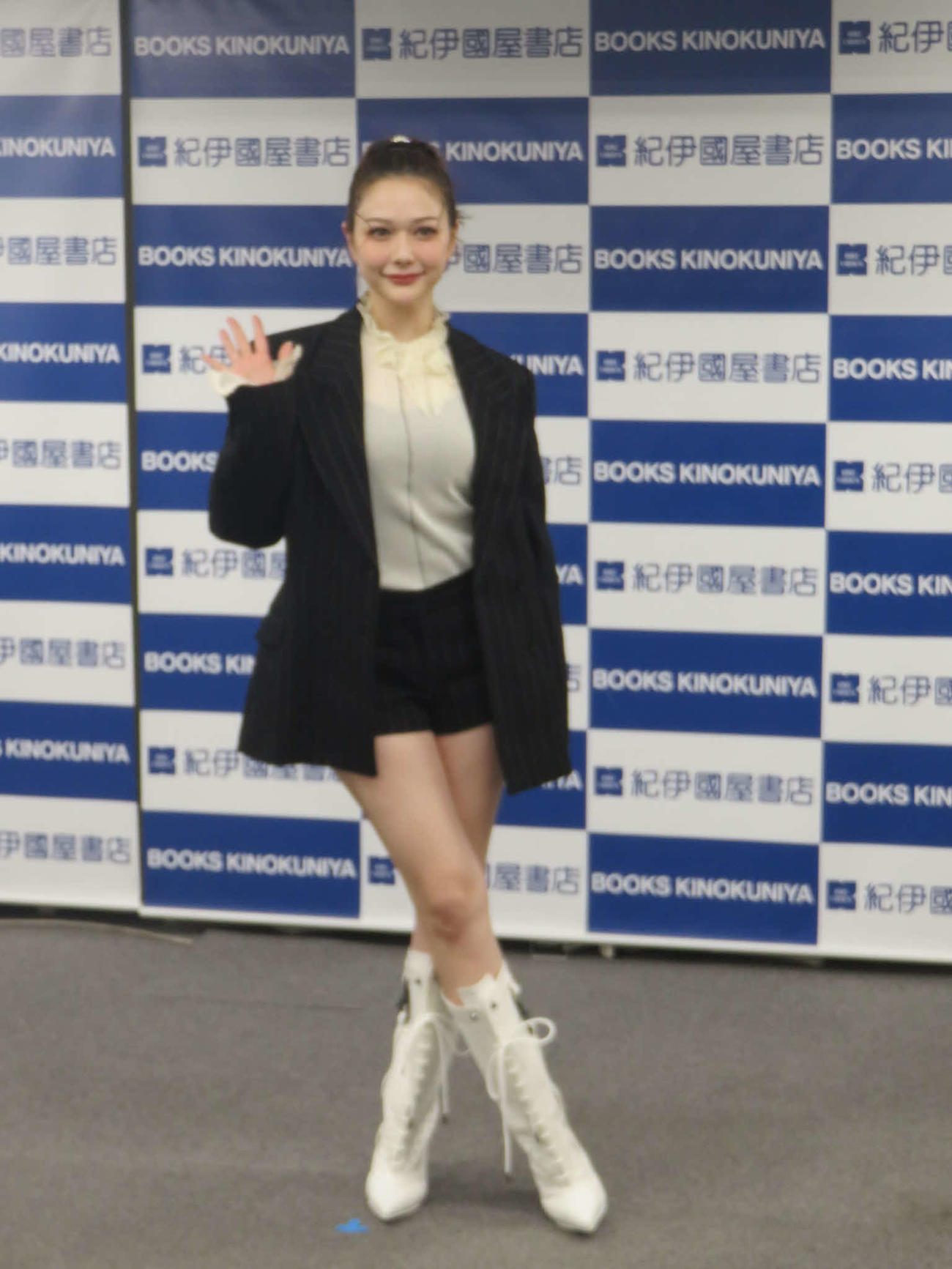 「ViVi表紙記念」記者会見に出席した村重杏奈