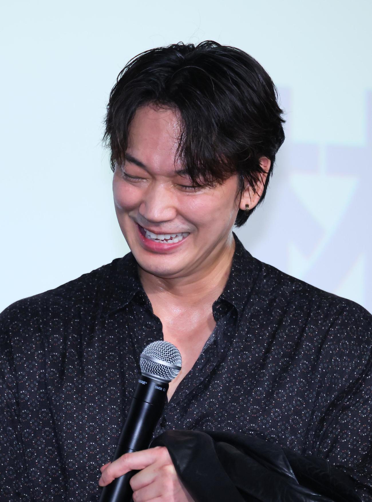 映画「愚か者の身分」公開記念舞台あいさつで汗だくの綾野剛（撮影・中島郁夫）