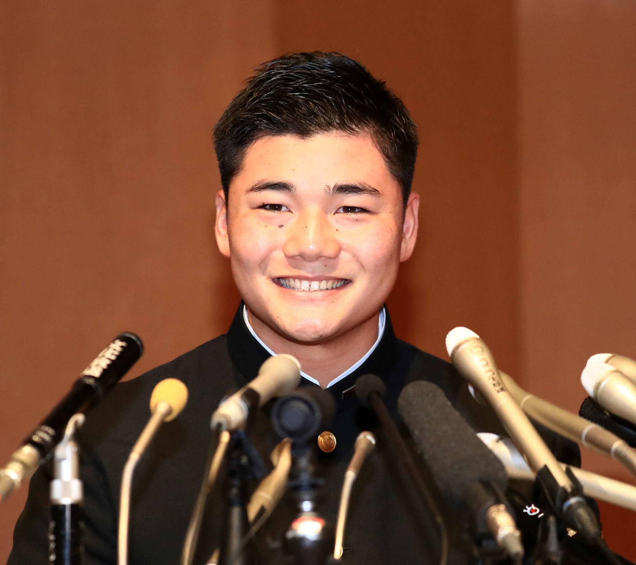 2017年10月、日本ハムに1位指名され会見で笑顔を見せる早実・清宮幸太郎