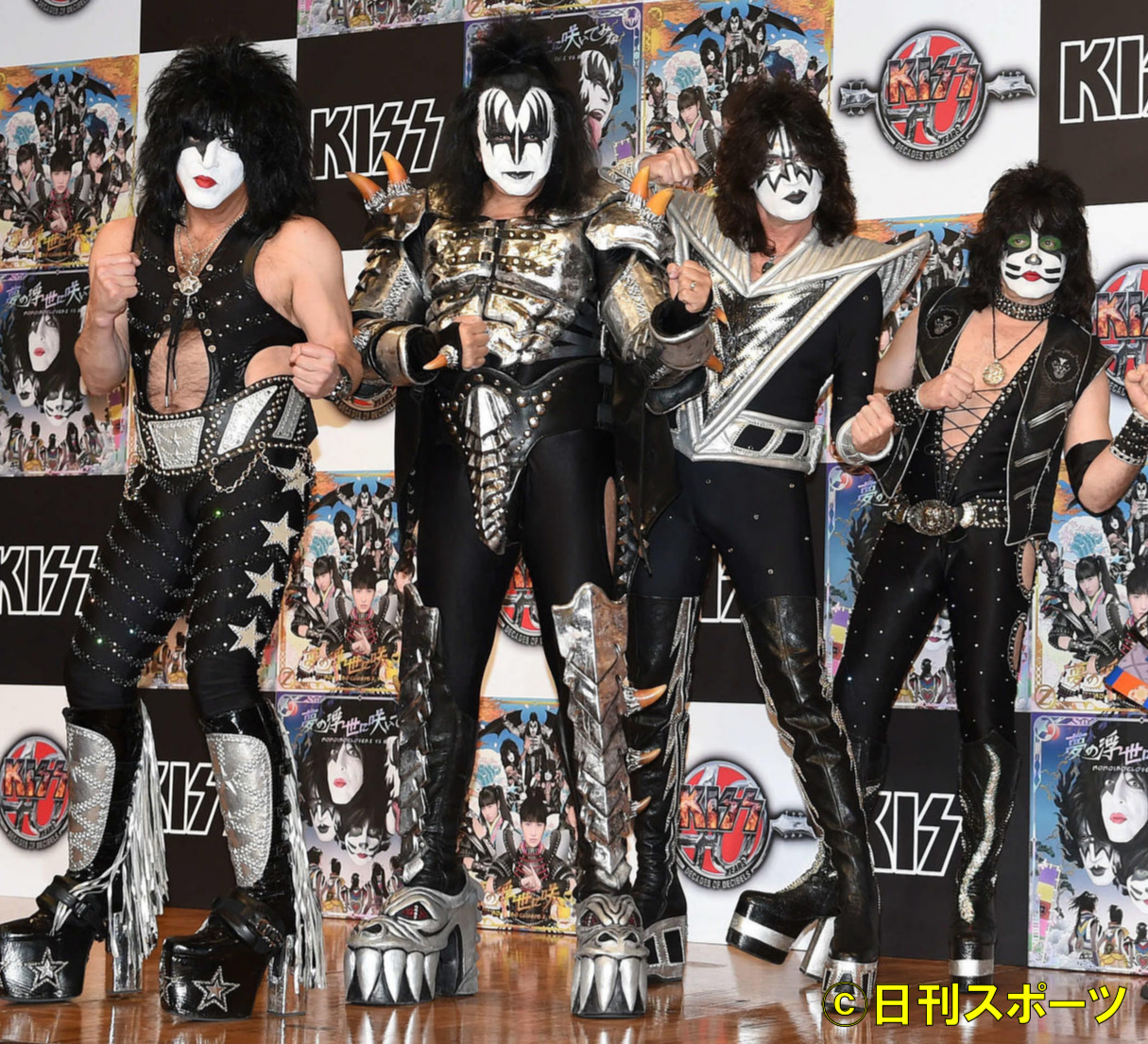 ファイティングポーズで記念撮影する、左からKISSのポール・スタンレー、ジーン・シモンズ、トミー・セイヤー、エリック・シンガー（2015年2月撮影）