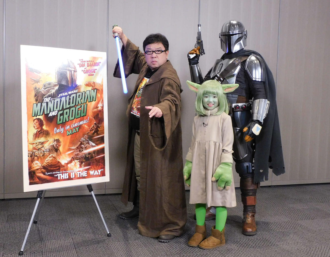 「スター・ウォーズ／マンダロリアン・アンド・グローグー」公開記念取材に出席した、左から天野ひろゆき、永尾柚乃、マンダロリアン（撮影・寺本吏輝）