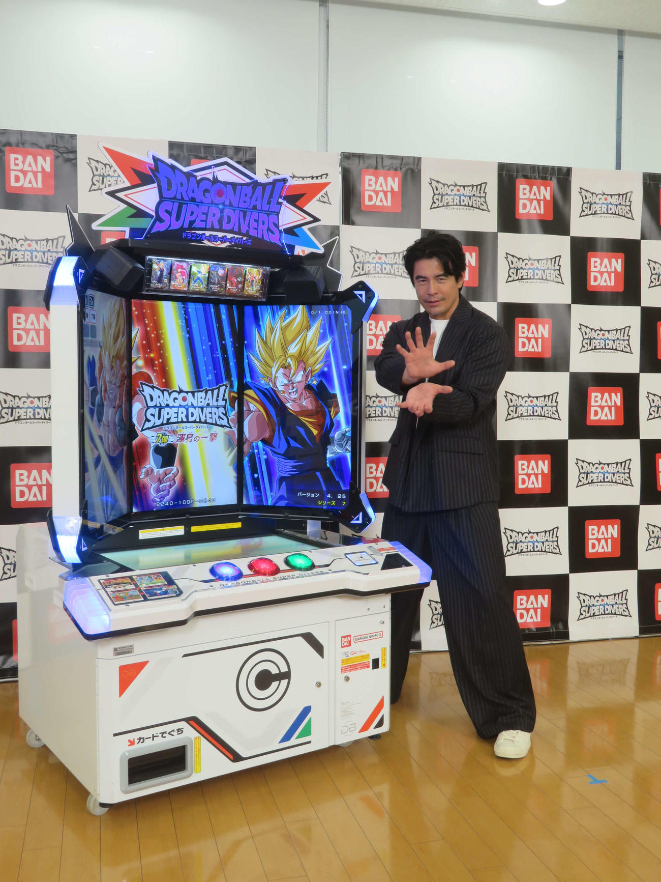 かめはめ波ポーズを披露する伊藤英明（撮影・川田和博）