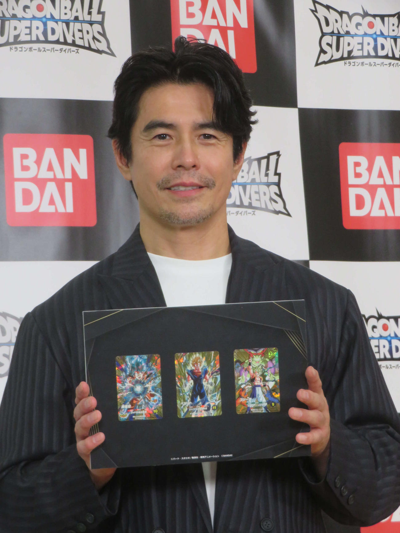 ドラゴンボールスーパーダイバーズ第7弾カードを披露する伊藤英明（撮影・川田和博）
