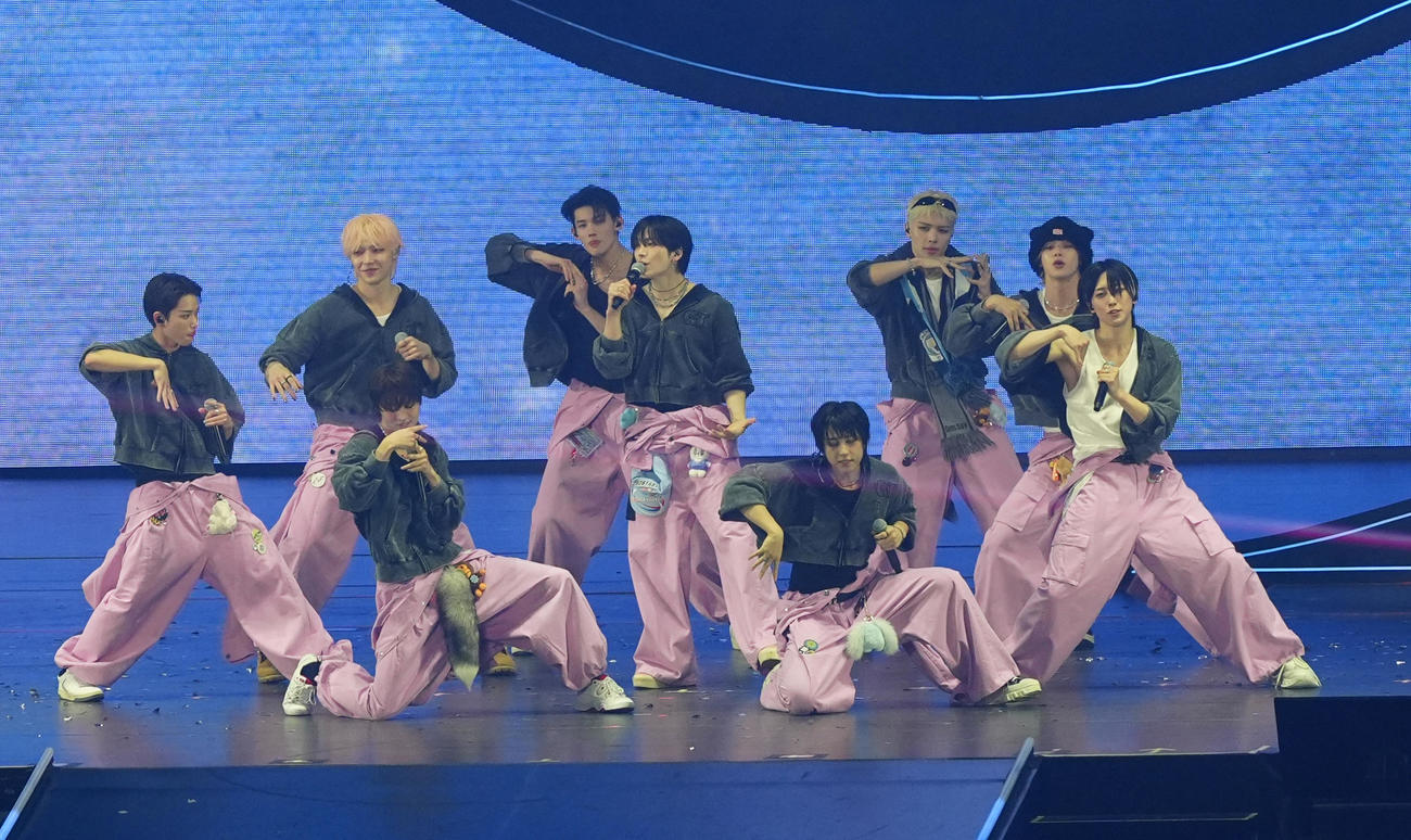 さいたまスーパーアリーナでライブを行う＆TEAM（撮影・清水貴仁）