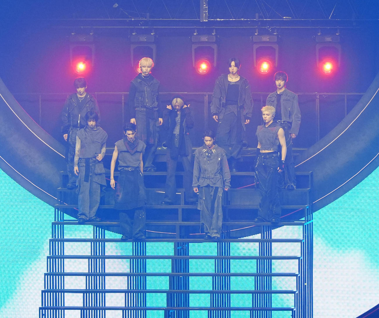 さいたまスーパーアリーナでライブを行う＆TEAM（撮影・清水貴仁）