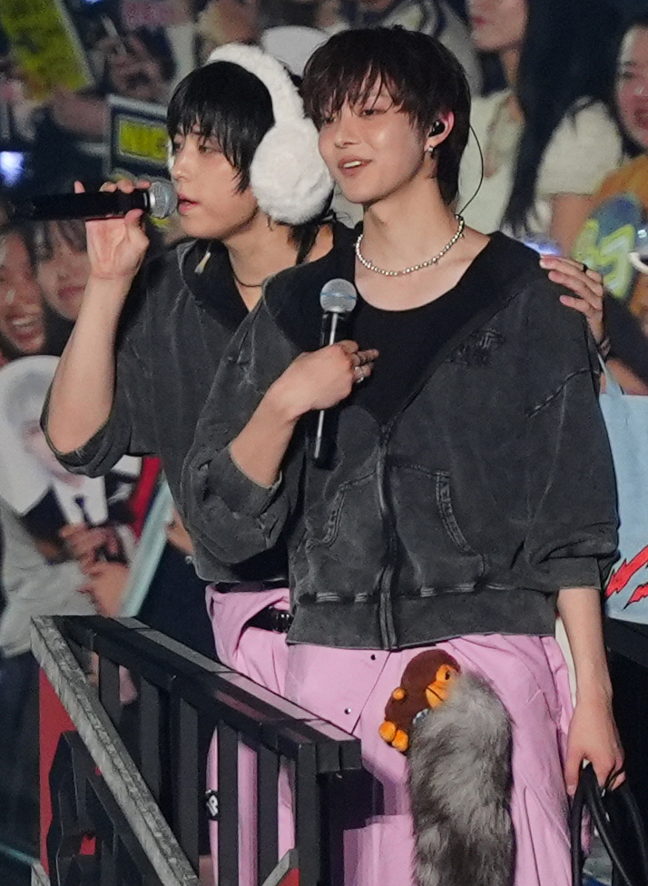 さいたまスーパーアリーナでライブを行う＆TEAM、TAKI（左）とEJ（撮影・清水貴仁）