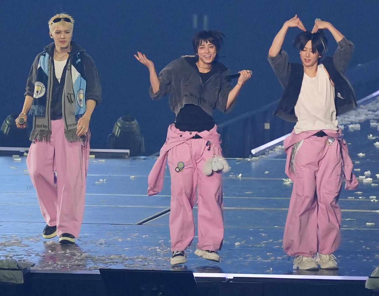 さいたまスーパーアリーナでライブを行う＆TEAM、左からMAKI、TAKI、FUMA（撮影・清水貴仁）