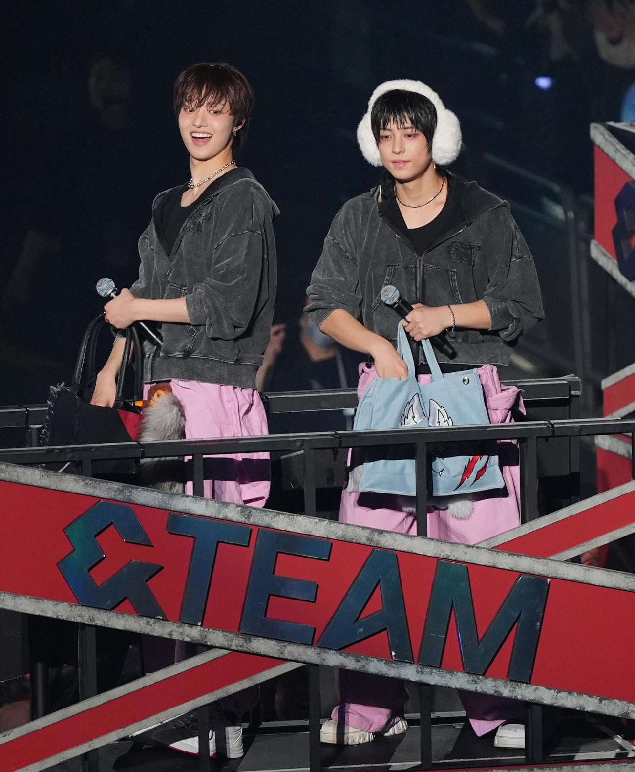 さいたまスーパーアリーナでライブを行う＆TEAM、EJ（左）とTAKI（撮影・清水貴仁）