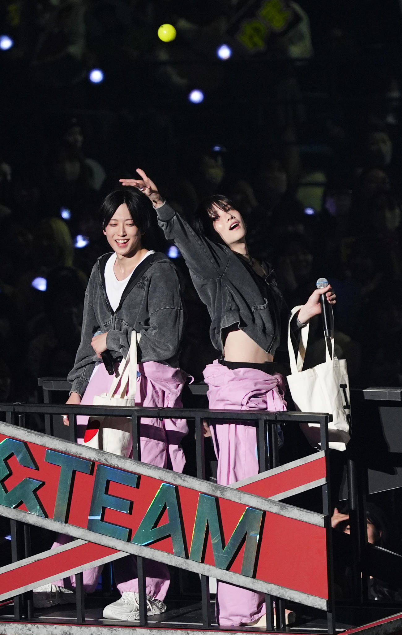 さいたまスーパーアリーナでライブを行う＆TEAM、FUMA（左）とYUMA（撮影・清水貴仁）