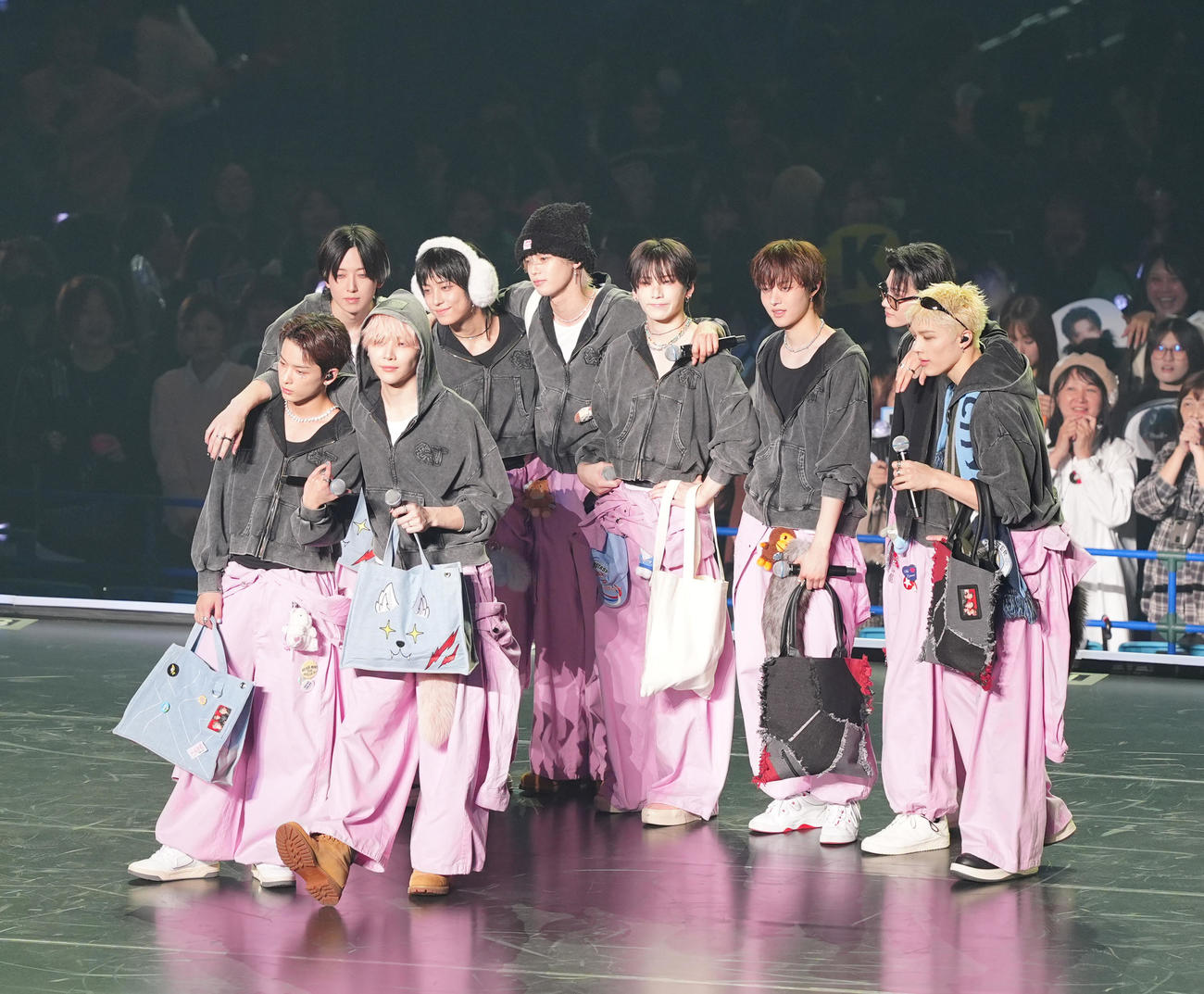 さいたまスーパーアリーナでライブを行う＆TEAM前列左からHARUA、NICHOLAS、後列左からFUMA、TAKI、YUMA、EJ、JO、MAKI（撮影・清水貴仁）