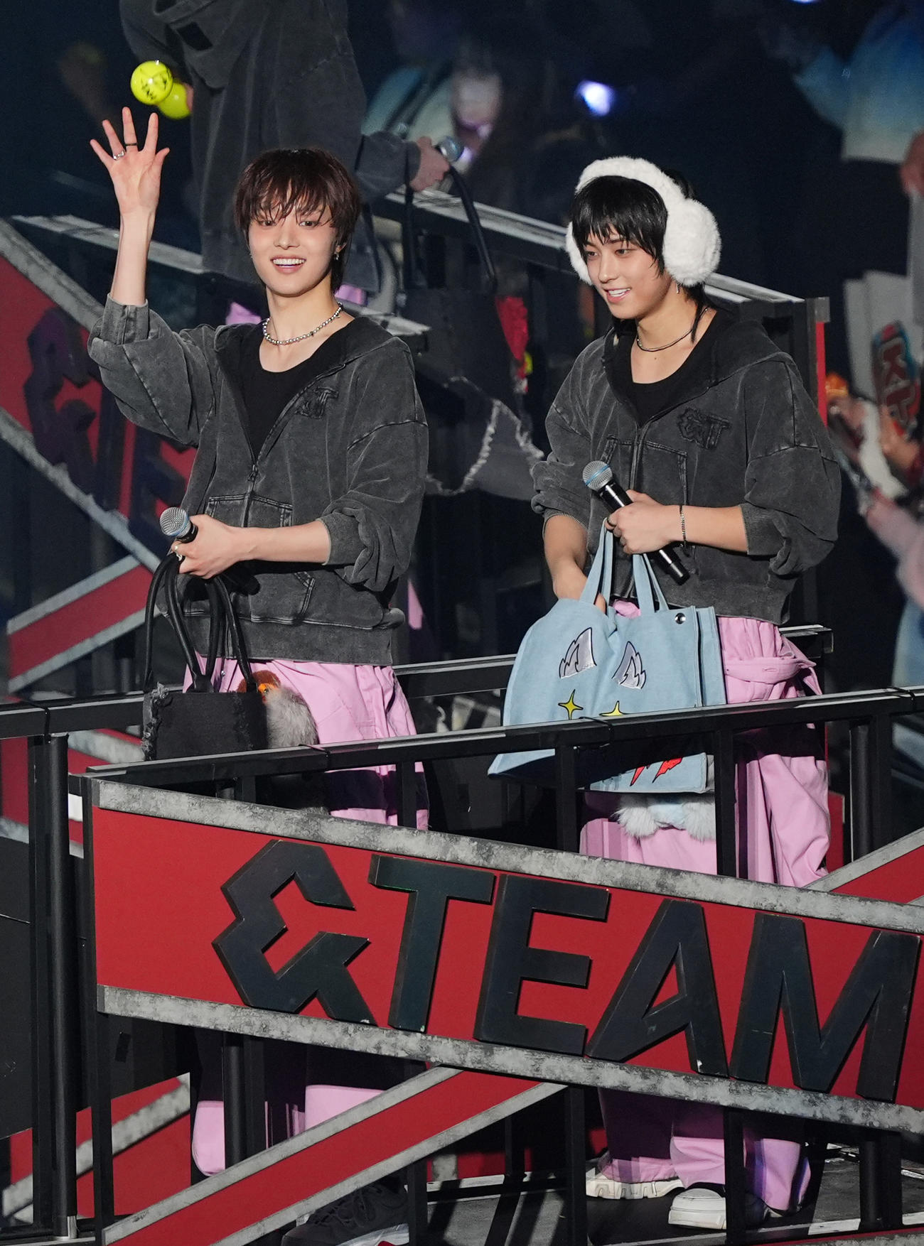 さいたまスーパーアリーナでライブを行う＆TEAM、EJ（左）とTAKI（撮影・清水貴仁）