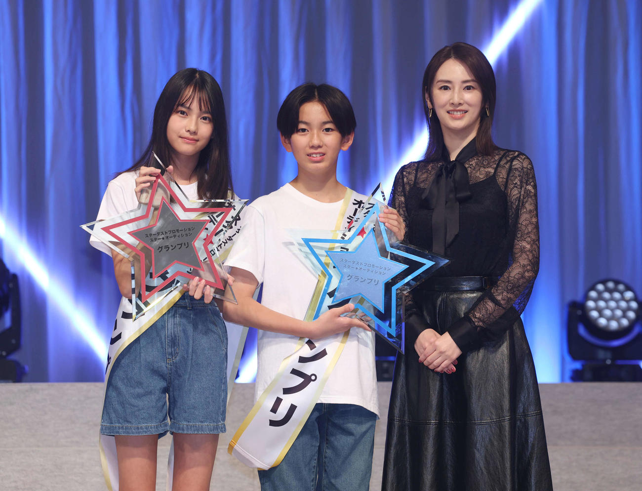 グランプリに選ばれた岩瀬夕由さん（左）と山中島世夏さん。右はプレゼンターの北川景子（撮影・増田悦実）