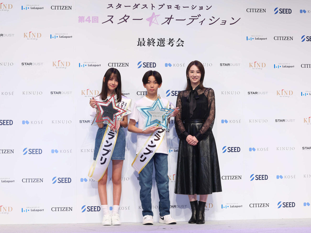 グランプリに選ばれた岩瀬夕由さん（左）と山中島世夏さん。右はプレゼンターの北川景子（撮影・増田悦実）
