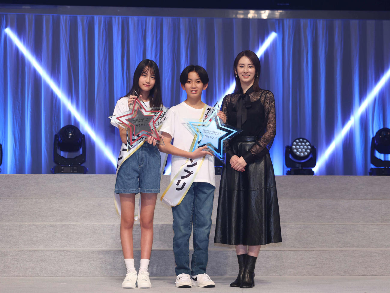 グランプリに選ばれた岩瀬夕由さん（左）と山中島世夏さん。右はプレゼンターの北川景子（撮影・増田悦実）