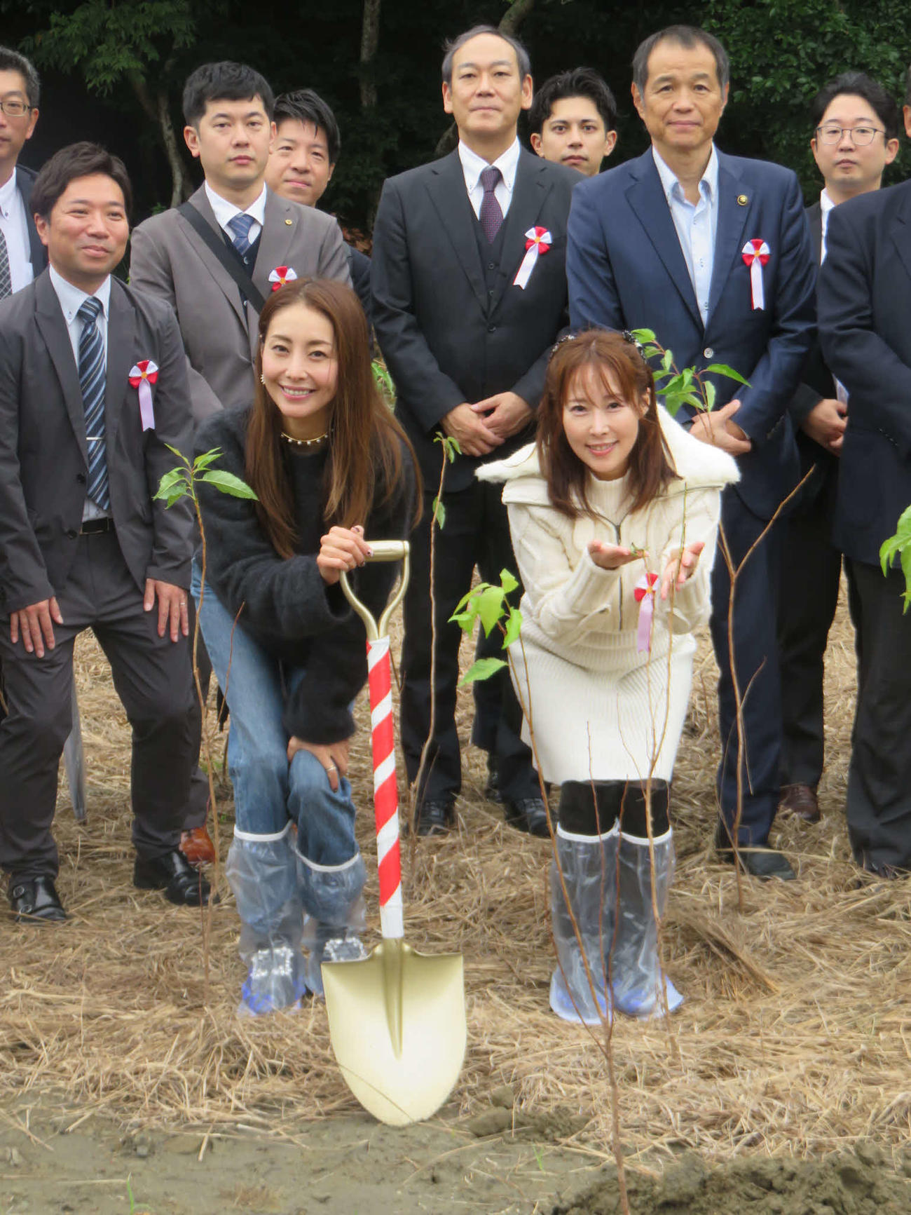 ヤマザクラを植樹した熊切あさ美（前列左）と風谷南友（前列左）。後列左から6人目が佐々木久之鴨川市長