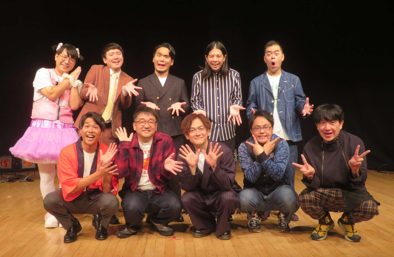 お笑いライブ「松竹秋の大笑宴祭～若手もベテランも汗かきます～」東京公演で取材に応じた、前列左からカナイ、中西茂樹、那須晃行、柳原哲也、平井善之、後列左から池城どんぐし、大ちゃん、しんじょう、森本サイダー、二代目ちくわぶ（撮影・川田和博）
