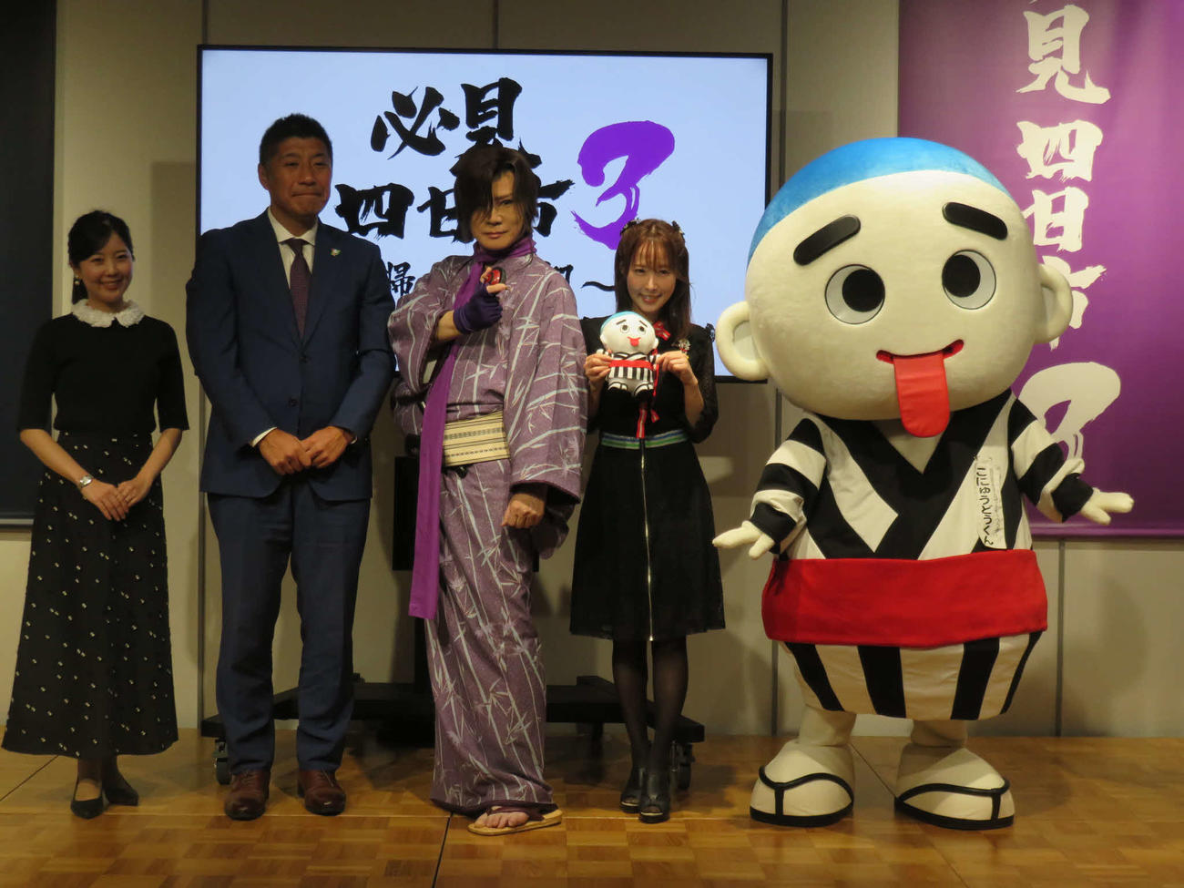 「必見！四日市3　～帰ってきた翔～」の完成披露会見に出席した、左から四日市市観光prアナウンサー武田知沙、森智広四日市市長、京本政樹、風谷南友、四日市のキャラクターこにゅうどうくん