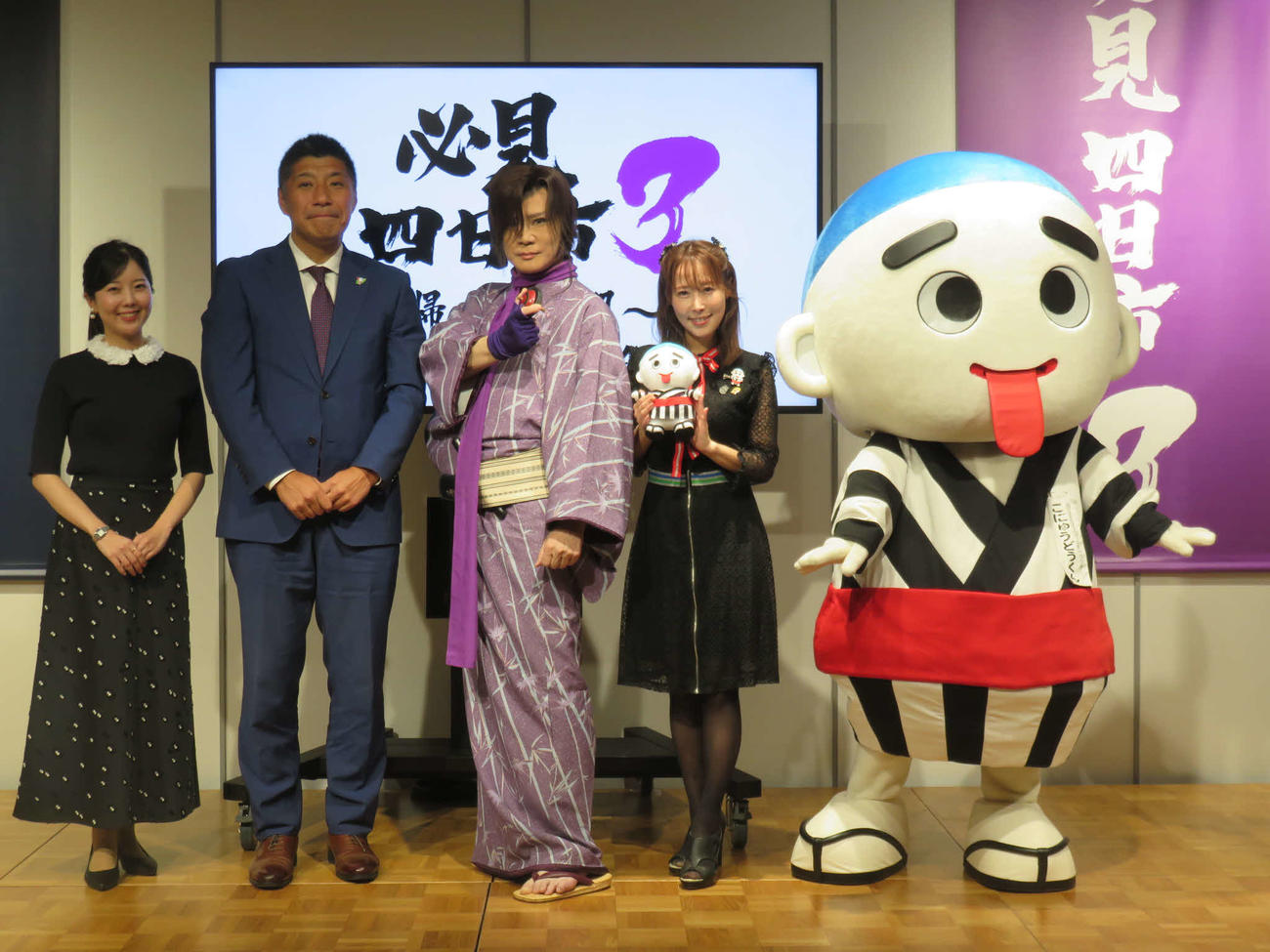 「必見！四日市3　～帰ってきた翔～」の完成披露会見に出席した、左から四日市市観光prアナウンサー武田知沙、森智広四日市市長、京本政樹、風谷南友、四日市のキャラクターこにゅうどうくん