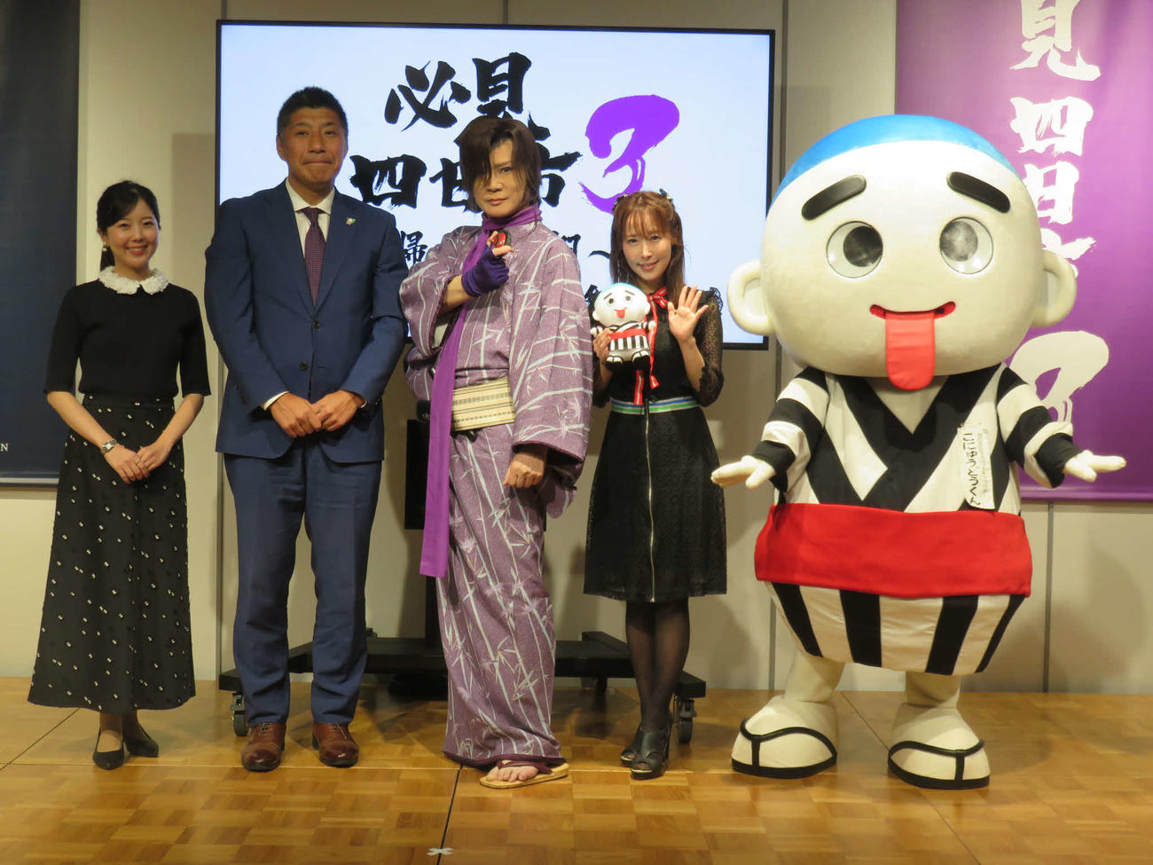 「必見！四日市3　～帰ってきた翔～」の完成披露会見に出席した、左から四日市市観光prアナウンサー武田知沙、森智広四日市市長、京本政樹、風谷南友、四日市のキャラクターこにゅうどうくん