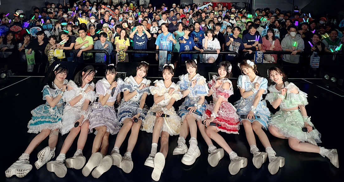 OGの宮崎理奈プロデュース公演「“NICE PARTY！！！～夢のバカ騒ぎ～”」を行ったSUPER☆GiRLSとOGの宮崎理奈（中央）