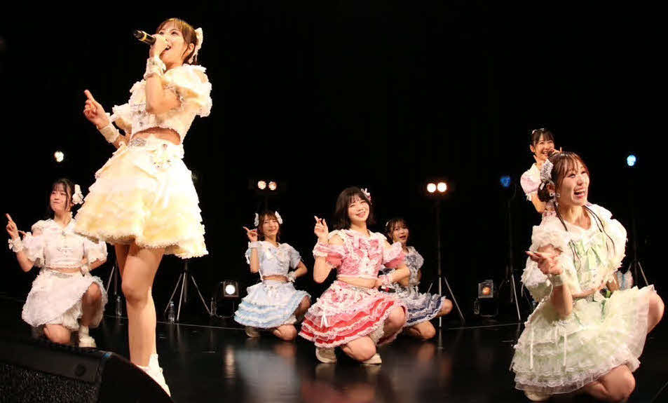 OGの宮崎理奈プロデュース公演「“NICE PARTY！！！～夢のバカ騒ぎ～”」を行ったSUPER☆GiRLSと宮崎理奈（左から2人目）