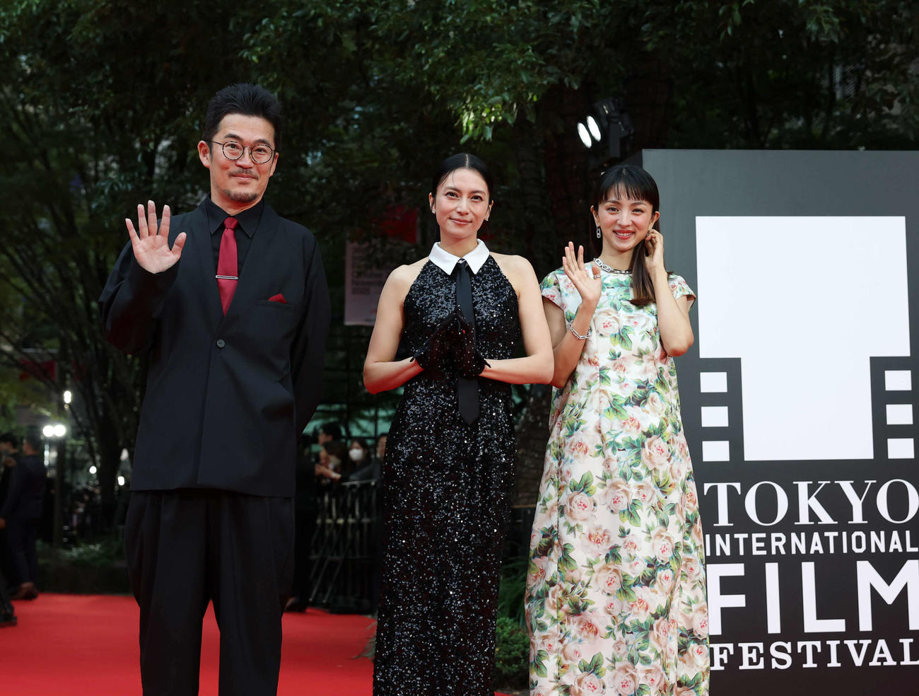 レッドカーペットに登場した「兄を持ち運べるサイズに」のキャスト。左から中野量太監督、柴咲コウ、満島ひかり（撮影・増田悦実）