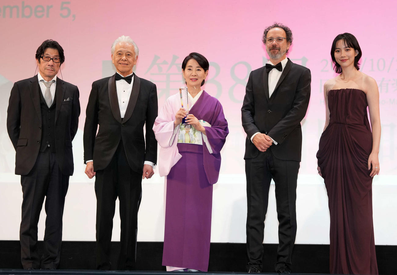 オープニングセレモニーでフォトセッションを行う、左から阪本順治監督、安藤裕康チェアマン、吉永小百合、カルロ・シャトリアン、のん（撮影・小島史椰）