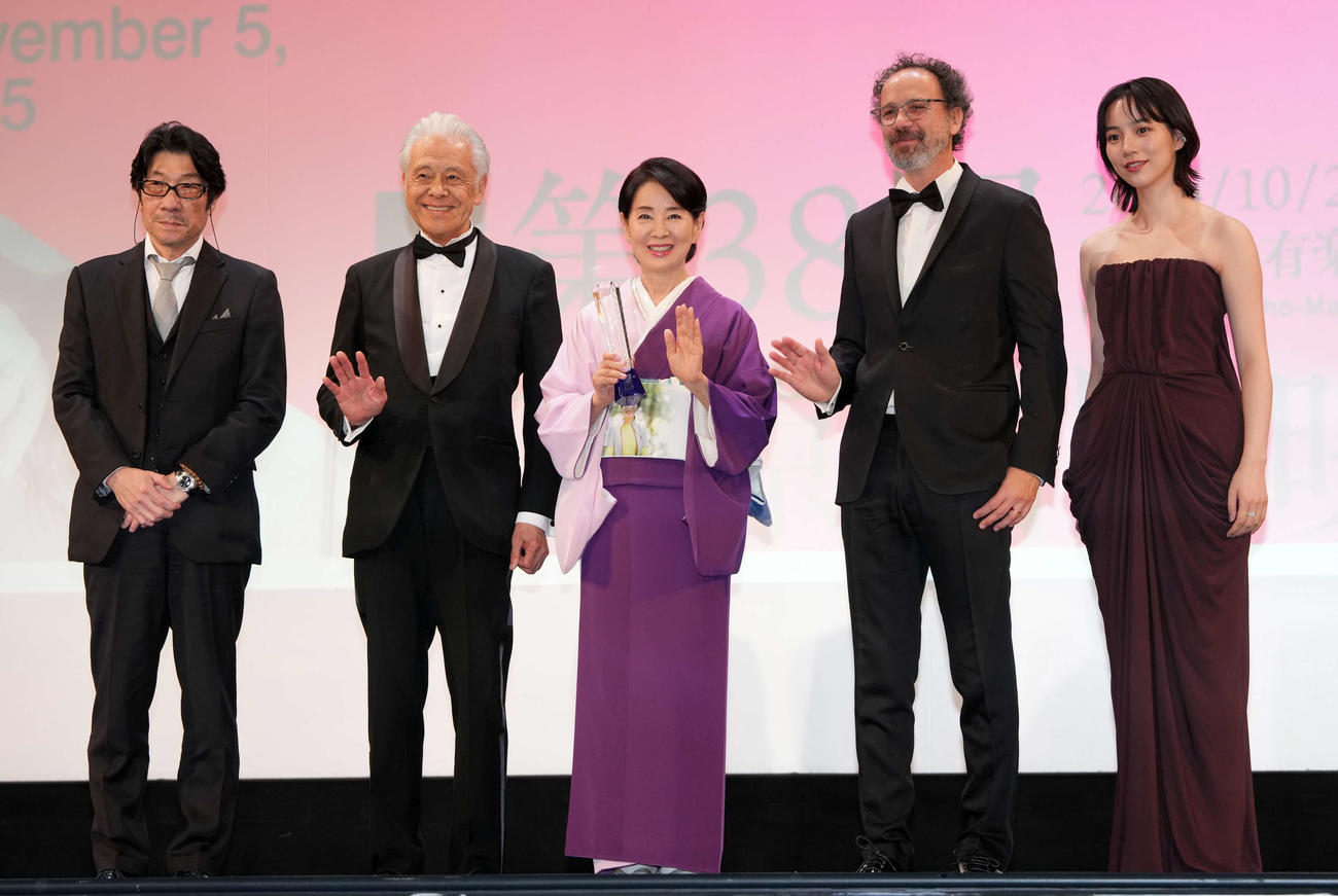 オープニングセレモニーでフォトセッションを行う、左から阪本順治監督、安藤裕康チェアマン、吉永小百合、カルロ・シャトリアン、のん（撮影・小島史椰）