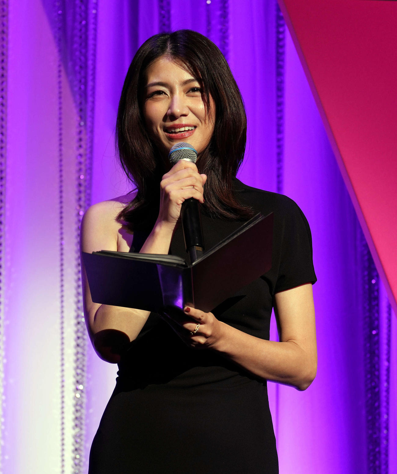 オープニングセレモニーで登壇する瀧内公美（撮影・小島史椰）