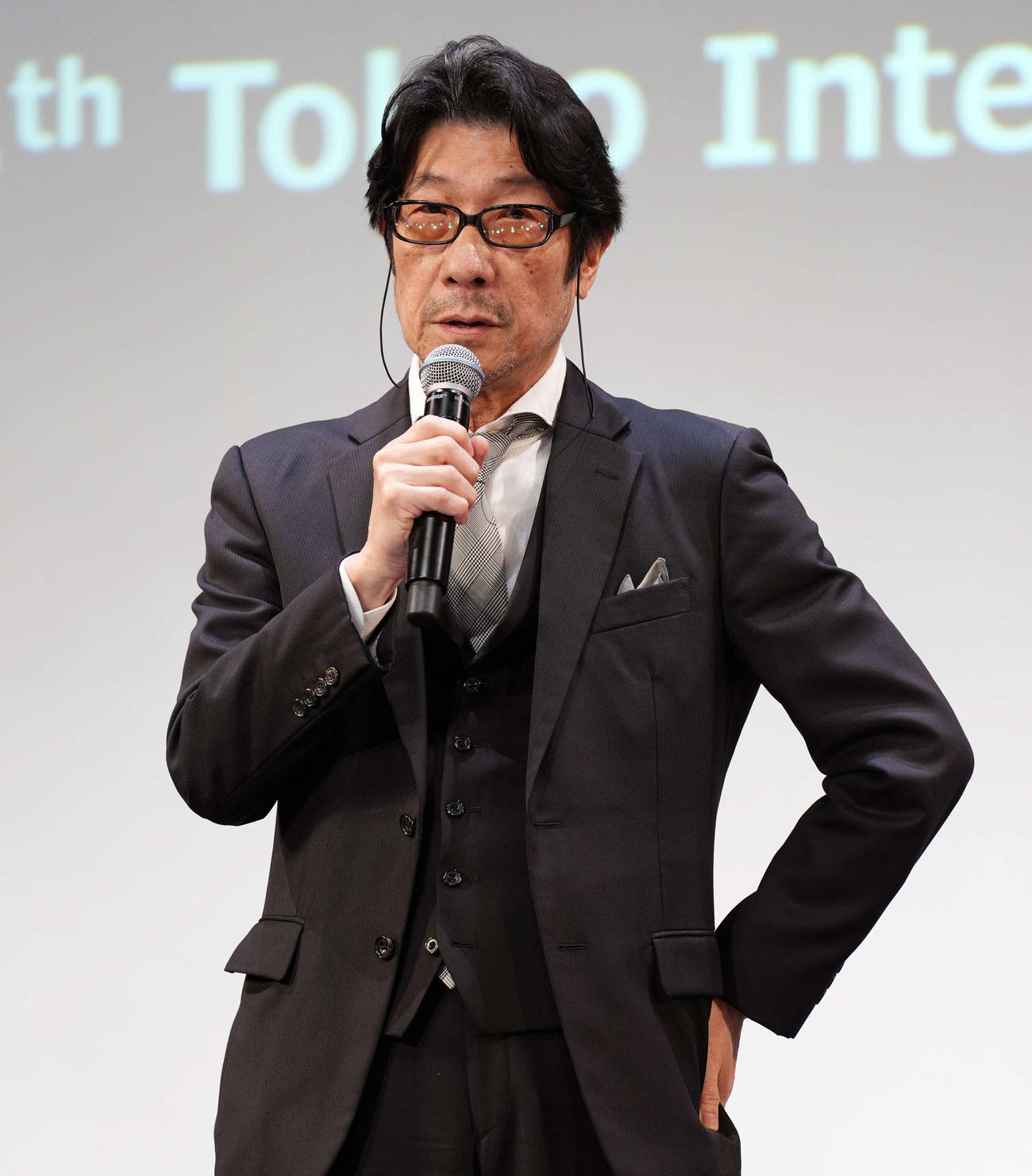 オープニングセレモニーにオープニング作品「てっぺんの向こうにあなたがいる」のゲストあいさつに登壇する阪本順治監督（撮影・小島史椰）
