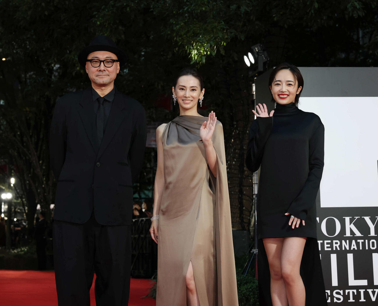 レッドカーペットに登場した「ナイトフラワー」のキャスト。左から内田英治監督、北川景子、森田望智（撮影・増田悦実）