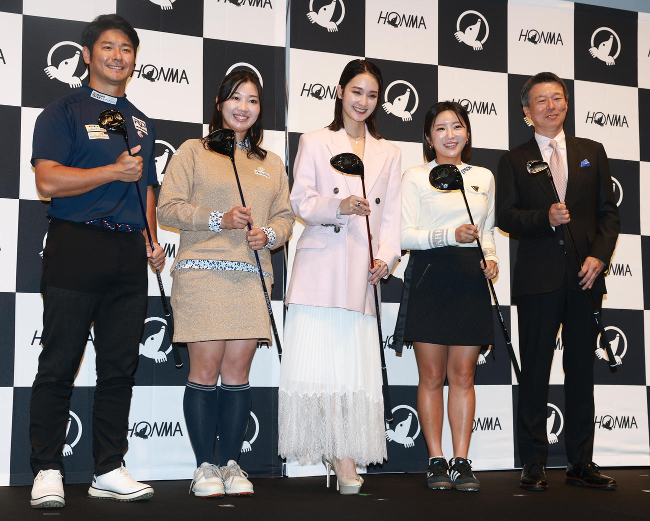 本間ゴルフの事業戦略・新製品発表会に登場した、左から三隅直人プロ、葭葉ルミプロ、剛力彩芽、イ・ボミプロ、小川社長（撮影・野上伸悟）