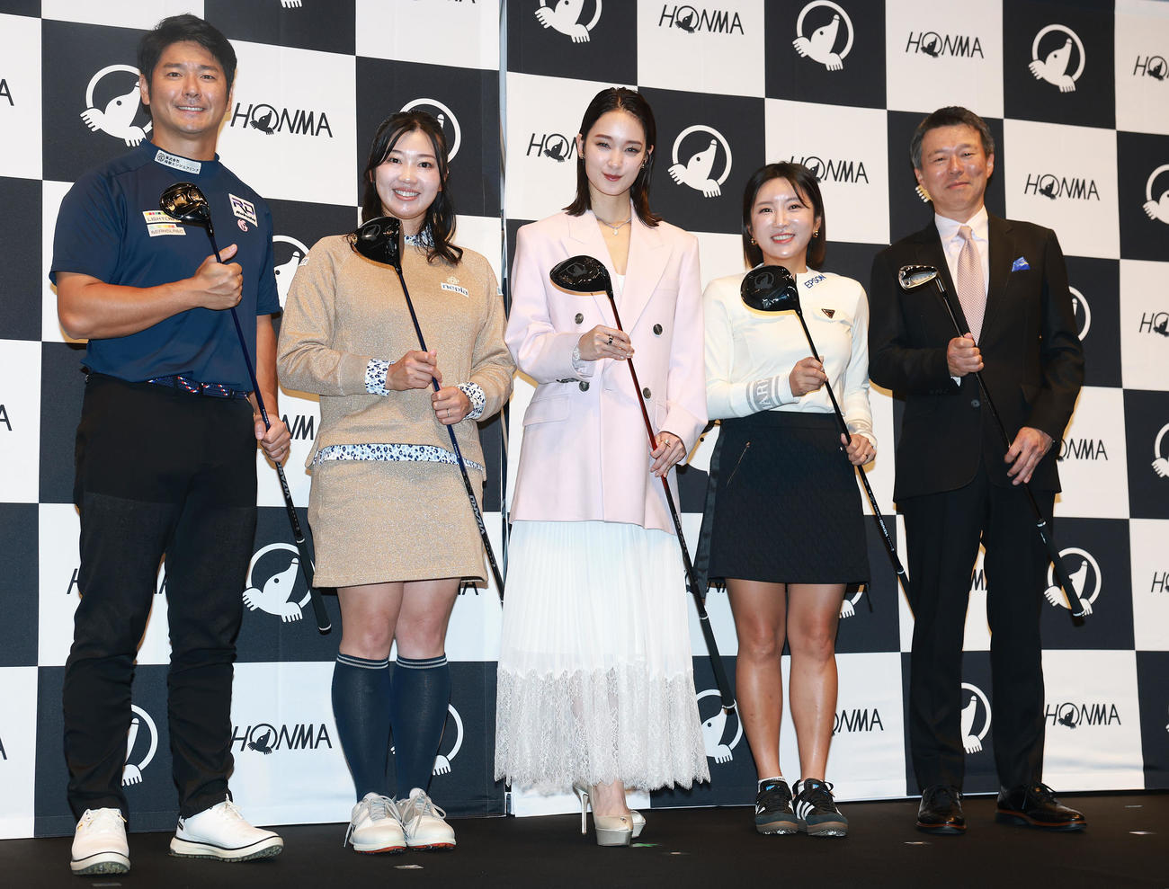 本間ゴルフの事業戦略・新製品発表会に登場した、左から三隅直人プロ、葭葉ルミプロ、剛力彩芽、イ・ボミプロ、小川社長（撮影・野上伸悟）